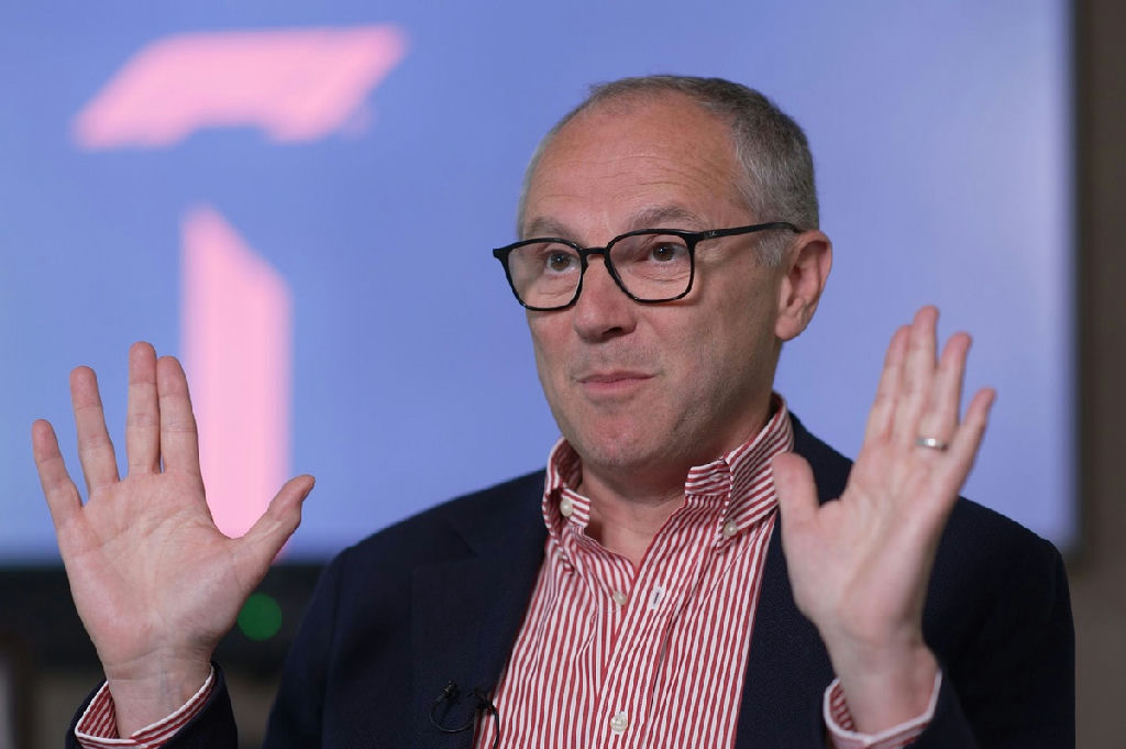Stefano Domenicali defende regulamento de 2026 e rebate críticas de pilotos na Fórmula 1
