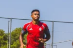 STJD denuncia Victor Gabriel por falta em Pec e zagueiro do Inter corre risco de gancho longo