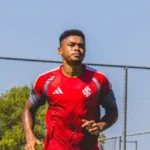 STJD denuncia Victor Gabriel por falta em Pec e zagueiro do Inter corre risco de gancho longo