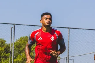 STJD denuncia Victor Gabriel por falta em Pec e zagueiro do Inter corre risco de gancho longo