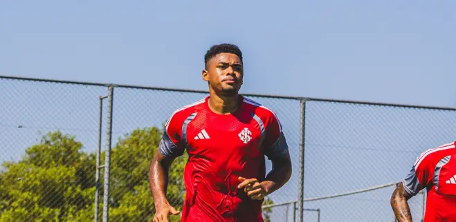 STJD denuncia Victor Gabriel por falta em Pec e zagueiro do Inter corre risco de gancho longo