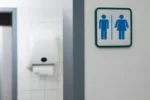 Teresina sanciona lei que restringe uso de banheiros femininos por mulheres trans