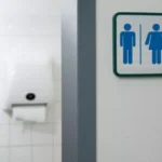 Teresina sanciona lei que restringe uso de banheiros femininos por mulheres trans