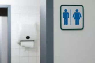 Teresina sanciona lei que restringe uso de banheiros femininos por mulheres trans