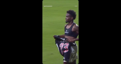 Thiago Mendes celebra gol decisivo e classificação em campo