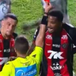 Torcedores do Vitória criticam arbitragem após expulsões de Cacá e Luan Cândido contra o Palmeiras