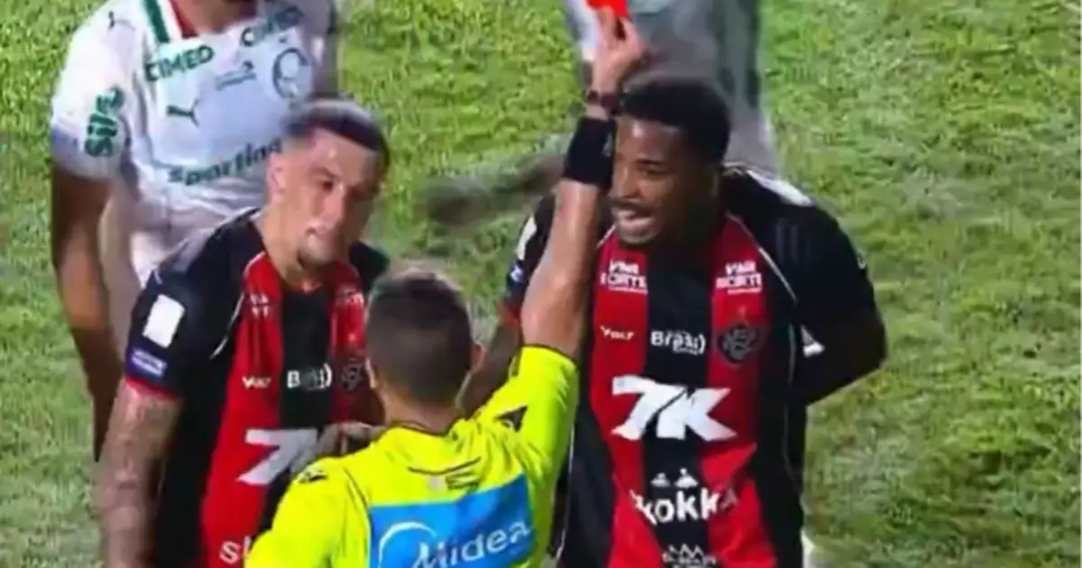 Torcedores do Vitória criticam arbitragem após expulsões de Cacá e Luan Cândido contra o Palmeiras
