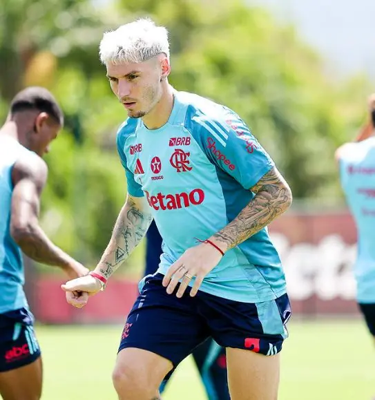 Varela aponta necessidade de evolução no Flamengo após empate fora de casa