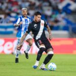 Vasco busca zagueiro com perfil específico antes de definir saída de Alan Saldivia