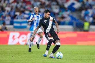 Vasco busca zagueiro com perfil específico antes de definir saída de Alan Saldivia