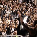Vasco celebra a lealdade de sua torcida em noite decisiva em São Januário