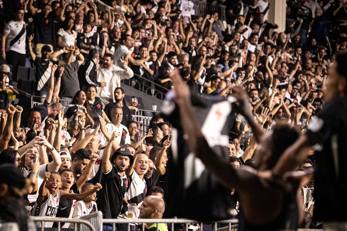 Vasco celebra a lealdade de sua torcida em noite decisiva em São Januário