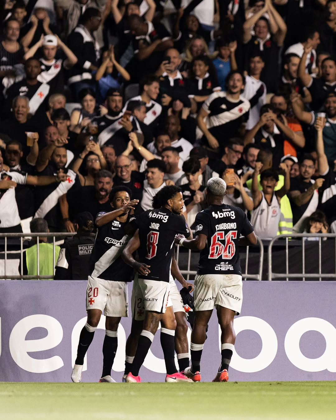 Vasco celebra classificação para as oitavas de final da Copa Sul-americana