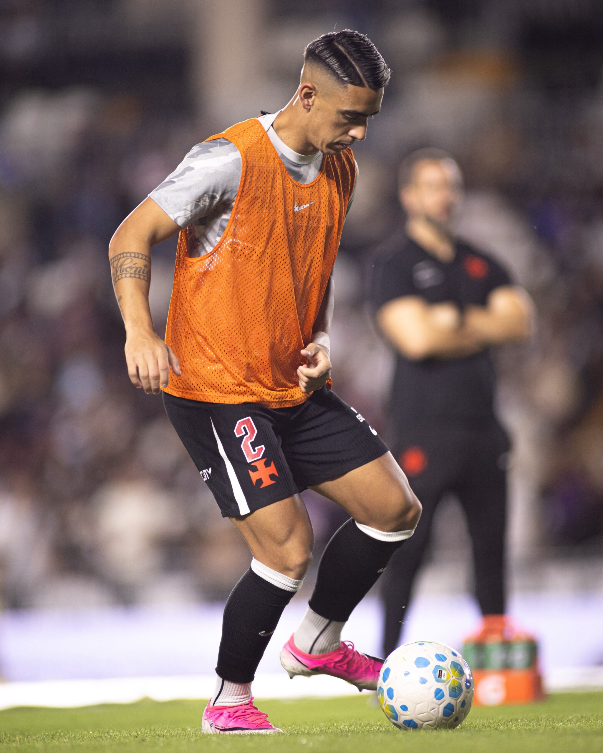 Vasco da Gama realiza aquecimento intensivo no gramado de São Januário