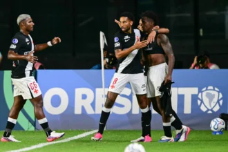 Vasco supera Independiente Medellín em São Januário e garante vaga na Sul-americana
