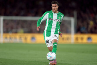 Vasco vê negociação por Nelson Deossa esfriar após volante optar por permanência no Betis