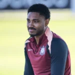Vitinho enfrenta nova cirurgia e amplia período de afastamento no Corinthians
