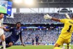 Vozinha enfrenta restrição de registro em uniforme no futebol chileno