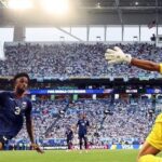 Vozinha enfrenta restrição de registro em uniforme no futebol chileno