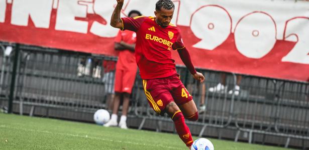 Wesley retorna aos gramados pela Roma mas é expulso em amistoso