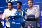 Zé Lucas reforça o meio-campo do Cruzeiro e destaca peso da camisa celeste