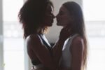 A força política e a revolução afetiva do amor entre mulheres