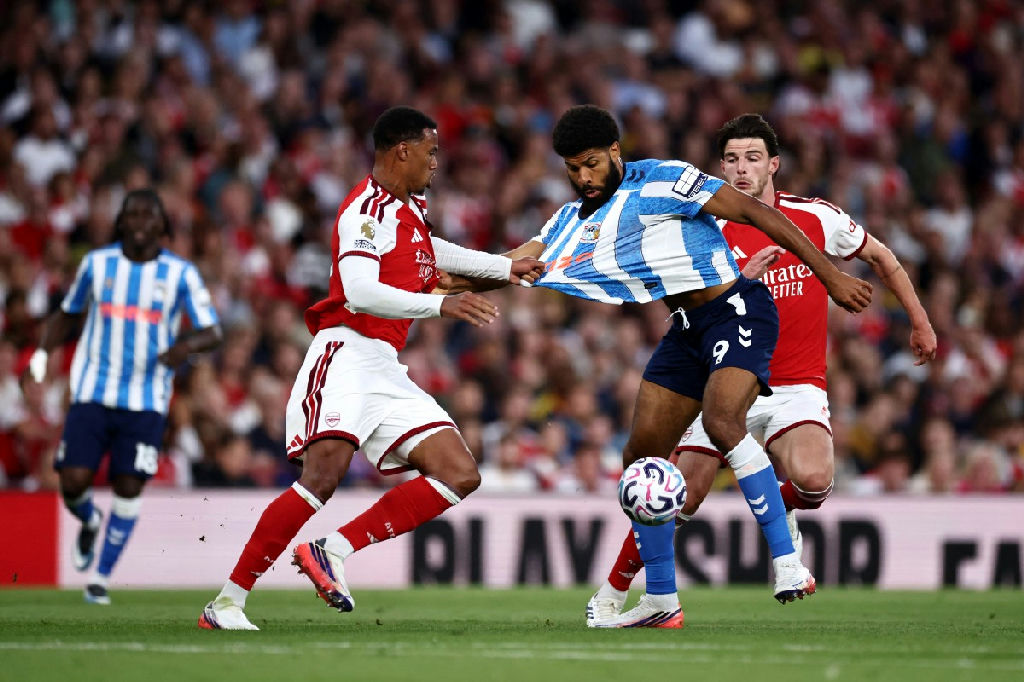 A intensidade do futebol inglês em destaque no confronto entre Arsenal e Coventry City