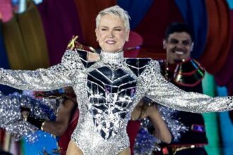 A liberdade de Xuxa nos palcos e o debate sobre o envelhecimento feminino