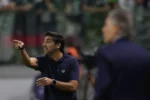 Abel Ferreira contesta expulsão de Andreas e blinda Carlos Miguel após empate do Palmeiras