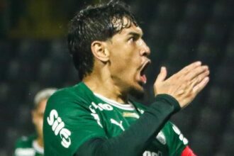 Abel Ferreira mantém esquema com três zagueiros para duelo decisivo do Palmeiras