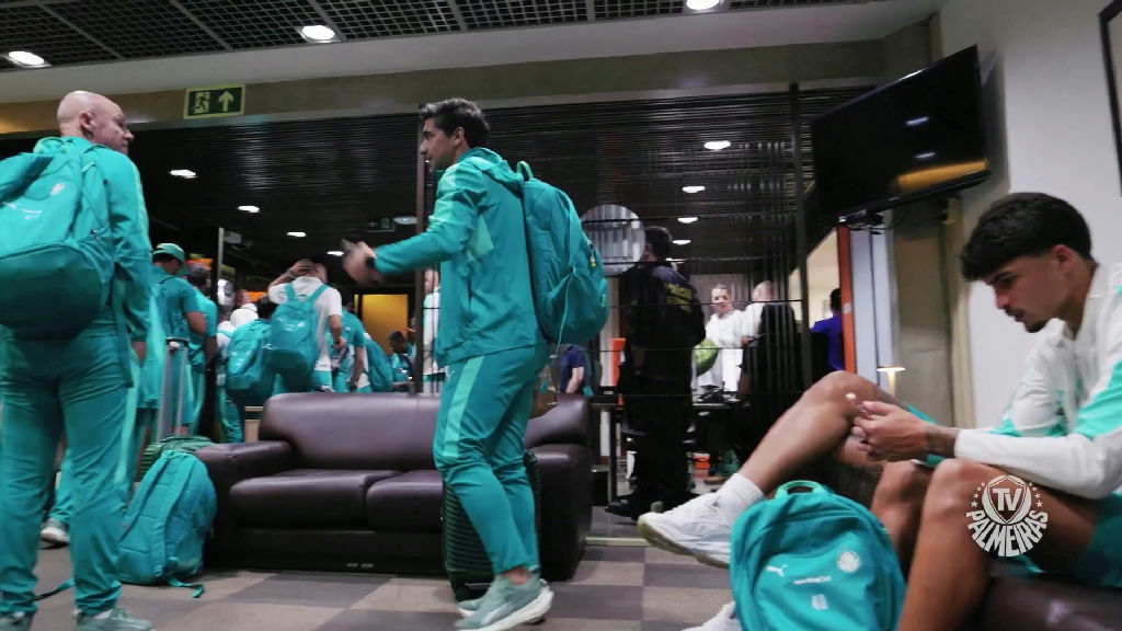 Abel Ferreira visita sede da Conmebol enquanto elenco do Palmeiras treina no Paraguai