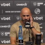 Abundância de elenco gera dilemas técnicos para Franclim Carvalho no Botafogo