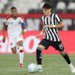 Ação no campo: Botafogo e Athletico-pr em disputa pelo Campeonato Brasileiro