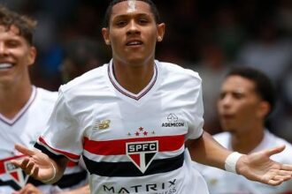 Ajax formaliza proposta pelo atacante Tetê ao São Paulo