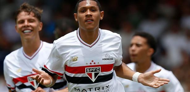 Ajax formaliza proposta pelo atacante Tetê ao São Paulo