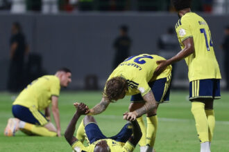 Al Nassr vira jogo épico contra Al Ettifaq após expulsão de Bento