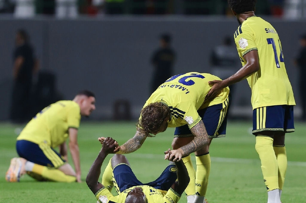 Al Nassr vira jogo épico contra Al Ettifaq após expulsão de Bento