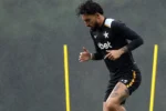 Alex Telles avalia possibilidade de vestir a lendária camisa 6 de Nilton Santos no Botafogo
