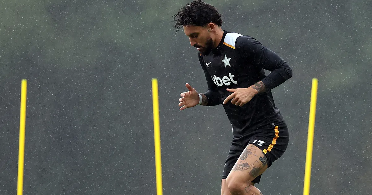 Alex Telles avalia possibilidade de vestir a lendária camisa 6 de Nilton Santos no Botafogo