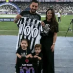 Alex Telles celebra marca de 100 jogos pelo Botafogo com renovação contratual