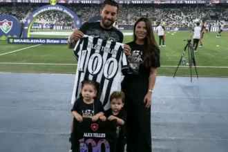 Alex Telles celebra marca de 100 jogos pelo Botafogo com renovação contratual