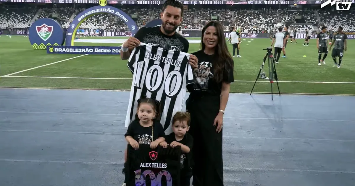 Alex Telles celebra marca de 100 jogos pelo Botafogo com renovação contratual