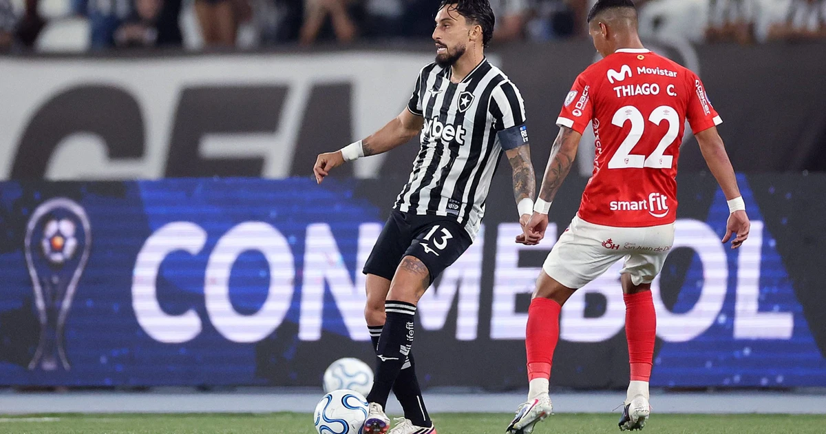 Alex Telles defende Danilo e Arthur Cabral após críticas da torcida do Botafogo