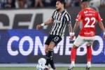 Alex Telles lamenta eliminação do Botafogo e aponta falta de respeito do Cienciano