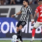 Alex Telles lamenta eliminação do Botafogo e aponta falta de respeito do Cienciano