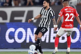 Alex Telles lamenta eliminação do Botafogo e aponta falta de respeito do Cienciano