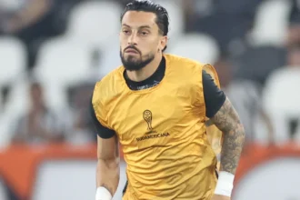 Alex Telles prega união no Botafogo após eliminação na Copa Sul-americana
