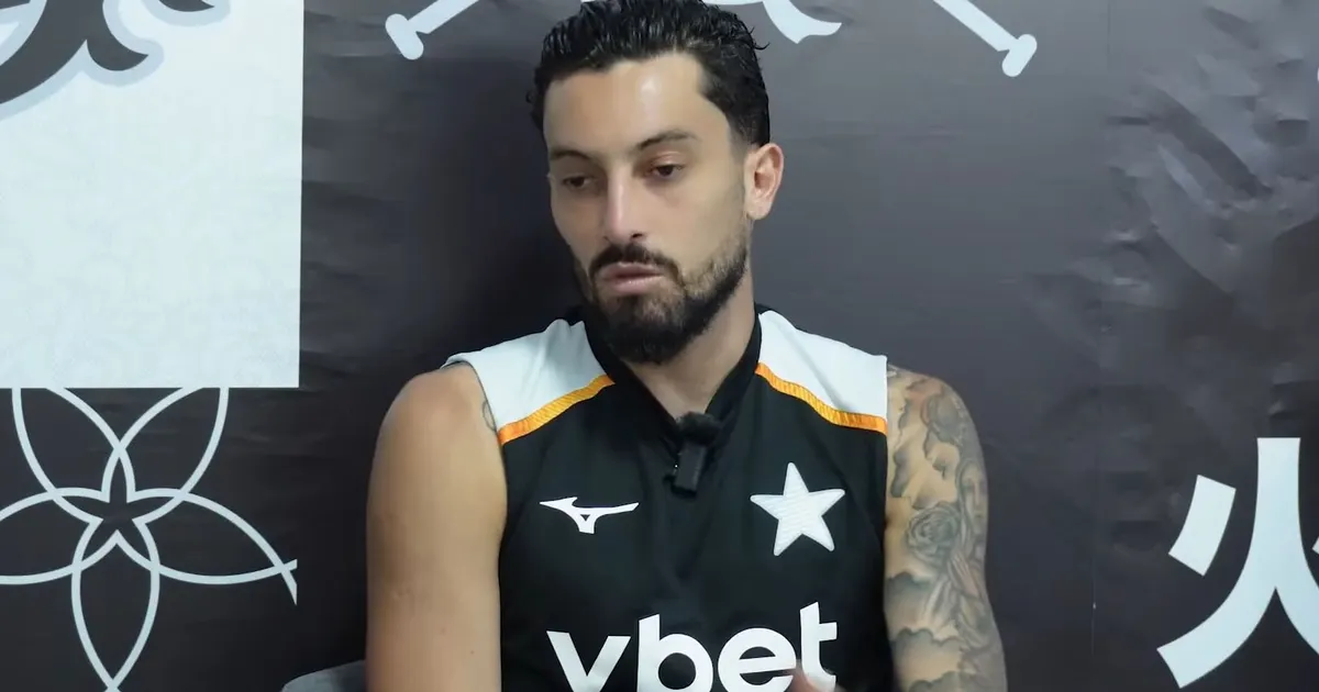 Alex Telles projeta renovação com Botafogo e destaca nova gestão