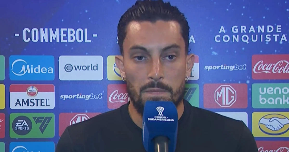 Alex Telles projeta virada histórica do Botafogo contra o Cienciano
