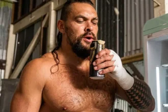 Aos 47 anos, Jason Momoa revela influência materna em sua rotina de consumo